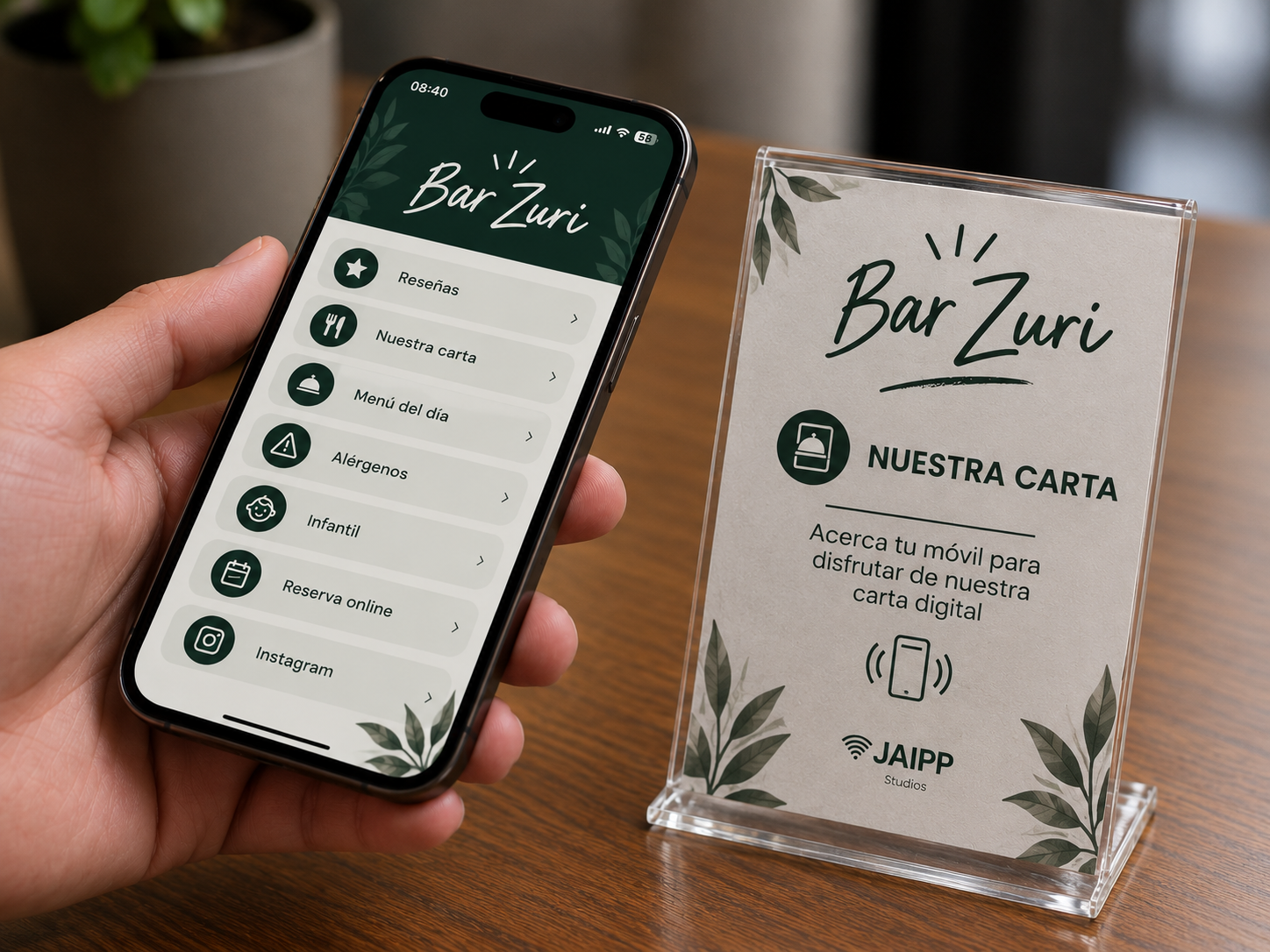 Cliente abriendo el contenido de un local acercando el móvil a un disco Bip