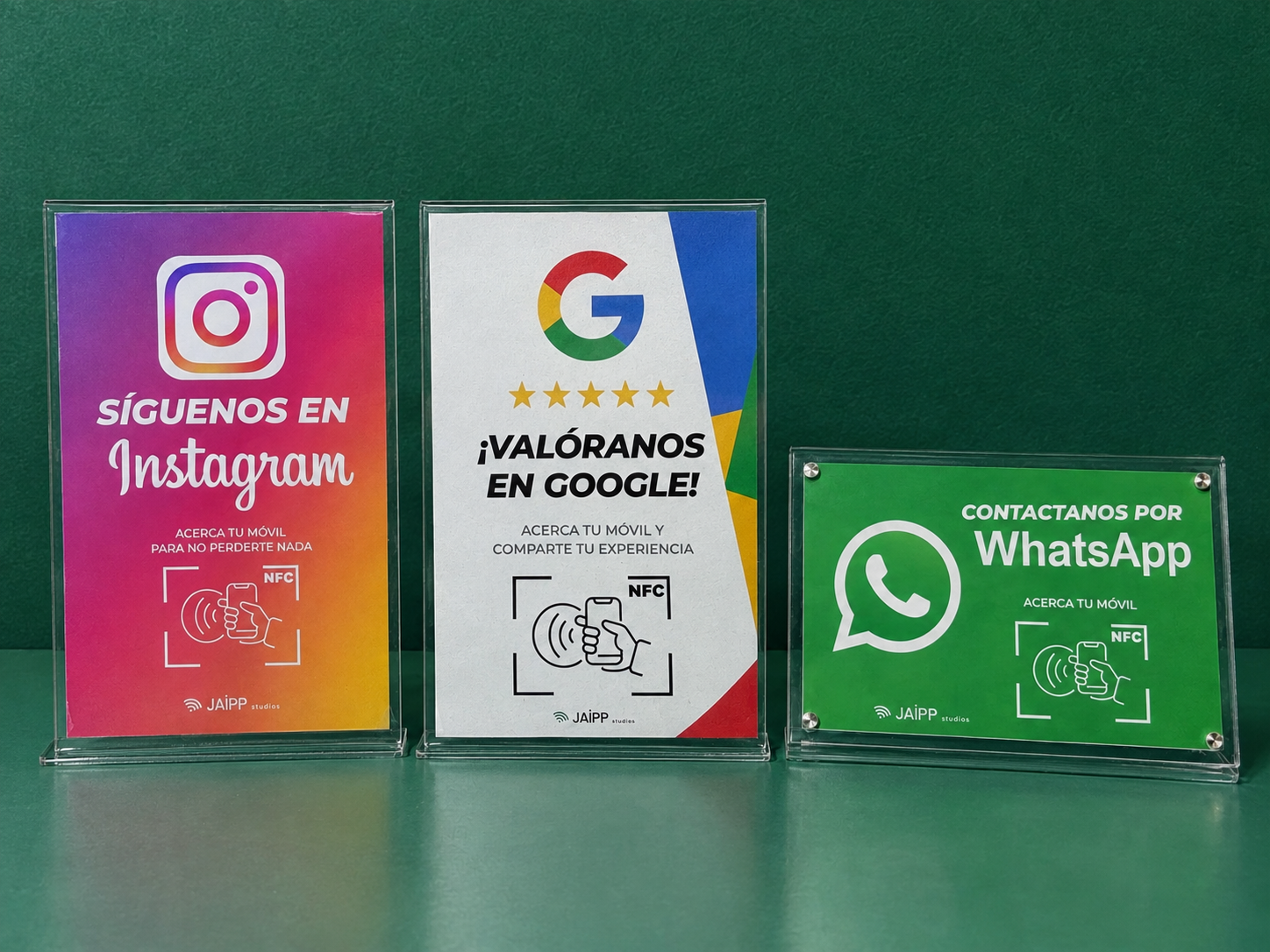 Tres expositores Bip de sobremesa: Instagram, reseñas de Google y WhatsApp